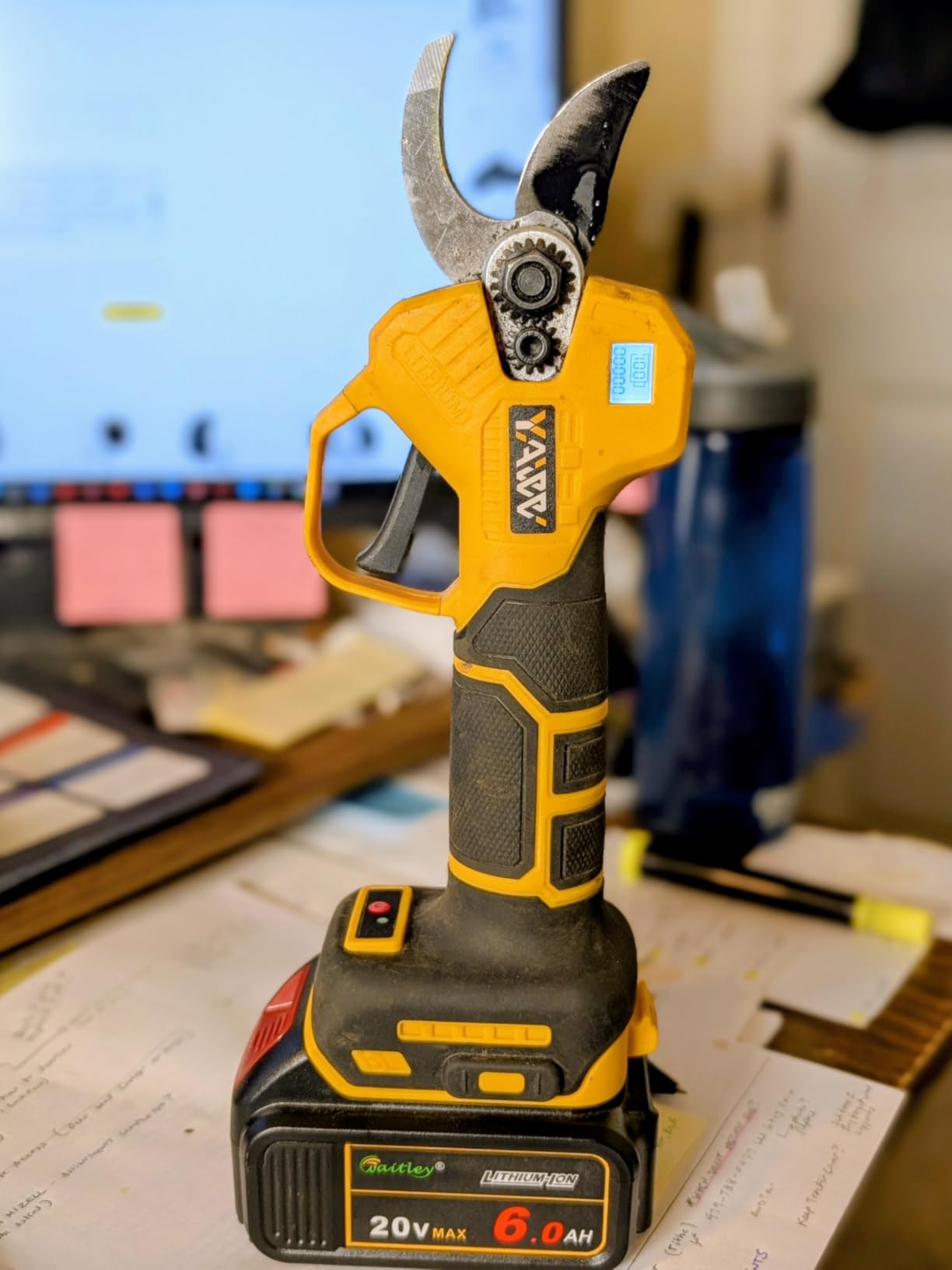 Brushless Electric Pruning Shears for DeWalt 20V Battery, Portable Cordless Pruning Shears with LCD Display＆SK5 Blades, Adjustable Cutting Diameter 0.8-1.2 Inch for Gardening Tree Pruning(NO Battery) customer photo 1