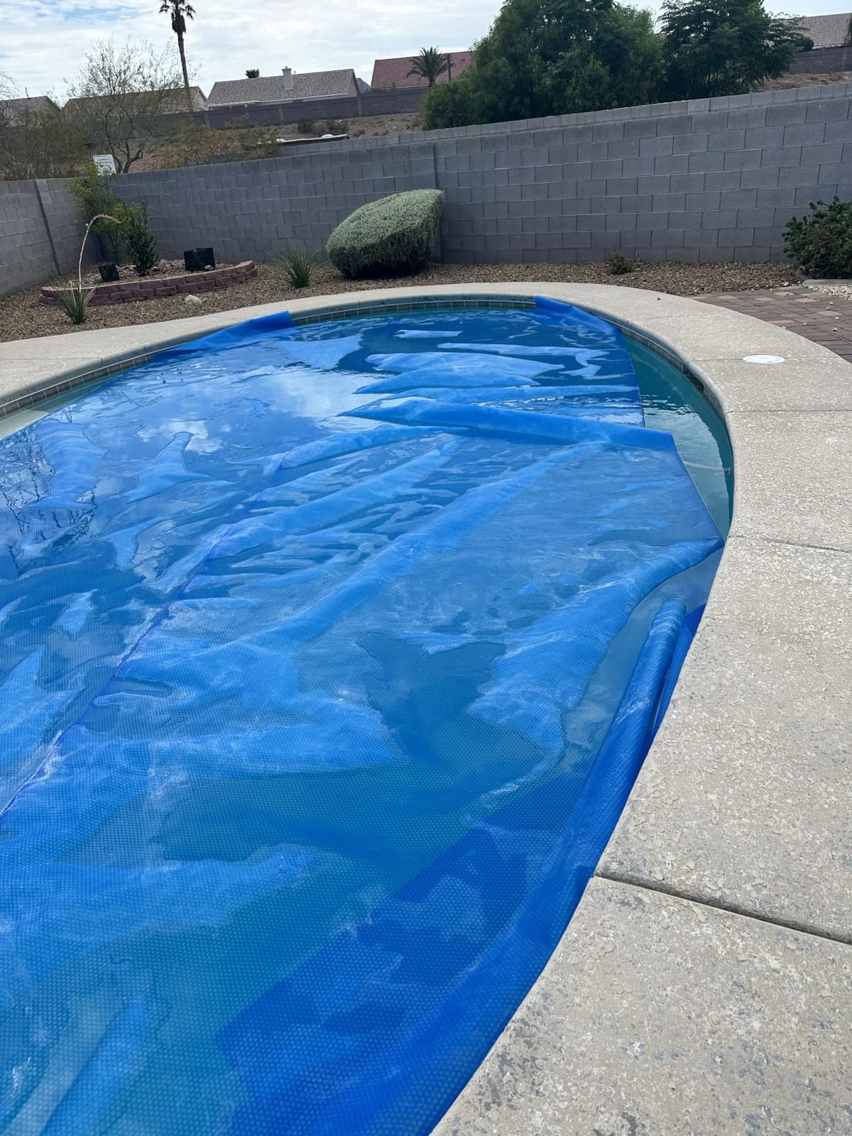 VEVOR Solar Pool Cover 32 x 16 ft, 16 Mil Rectangle Solar Blanket Blue customer photo 2