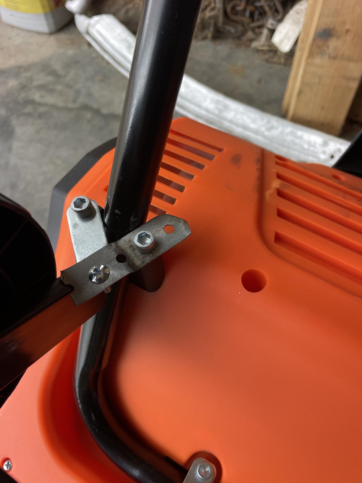 VEVOR Corded Electric Snow Shovel, 12A 17-inch Snow Shovel, 60° Adjustable Chute, 20 ft Throwing Distance, Snowthrower with Dual Safety Switch, Winter Ice Removal Tool for Driveway Sidewalk Patio customer photo 2