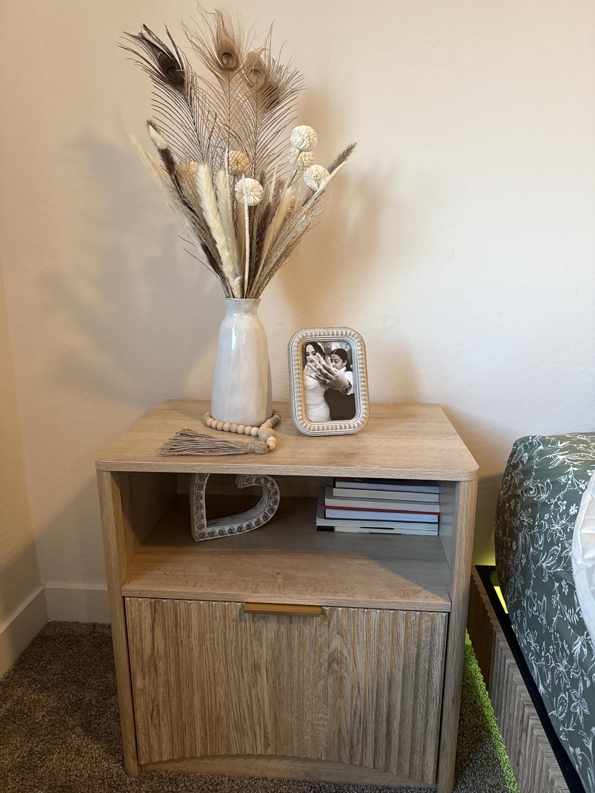Evermagin King Bedroom Set, Fluted Floating Bed Frame & Nightstands, Oak customer photo 1