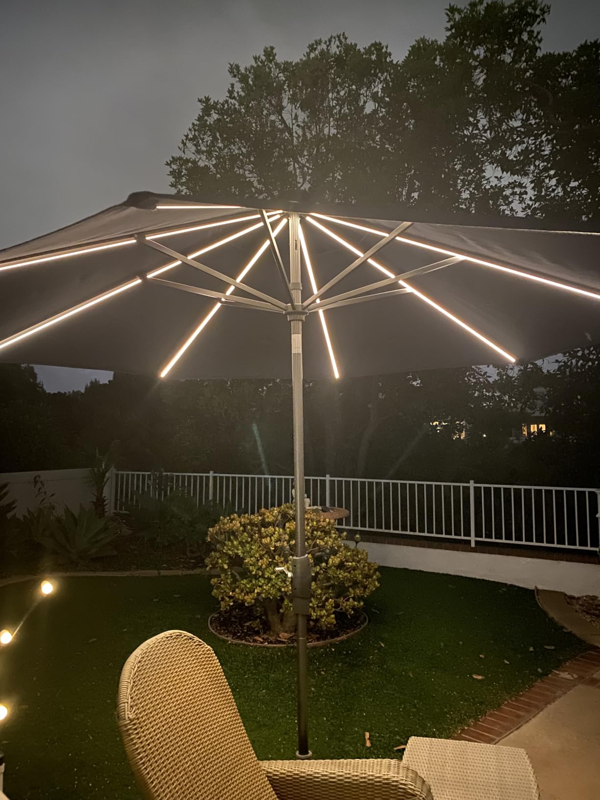 Best Choice Products 7.5ft Patio Market Umbrella with Wavy Trim, UV-Fade-Resistant 210g Canopy, Crank & Tilt, Wind Vent, Heavy-Duty Frame - Black customer photo 2